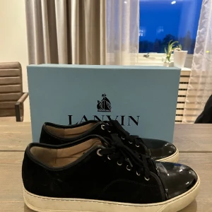 Lanvin Toe Cap - Säljer mina lanvin, Skicket är 8/10 Og box följer med, Skorna är UK 9 som motsvarar EU 43-44