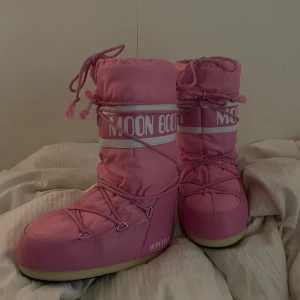 Moonboots  - Jag säljer mina moonboots som jag köpte för två månader sen men som inte kommit till så mycket användning. Dom varmaste och skönaste skorna jag testat så rekommenderar dom starkt 🩷🦋🌨️