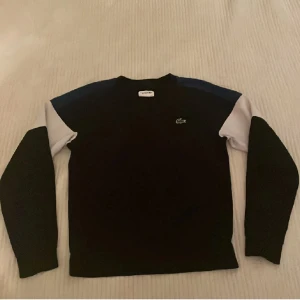 Lacoste tröja - Säljer en riktigt feet lacoste tröja. Den har inga defekter. Byten går jätte bra.  Möts upp i gbg. Svart Vit och blå