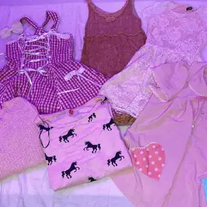 Bundle bestående av tre klänningar och tre toppar och en hårrosett. Strl XS. Märken: Hell Bunny, Kawaii Shop, HM. 