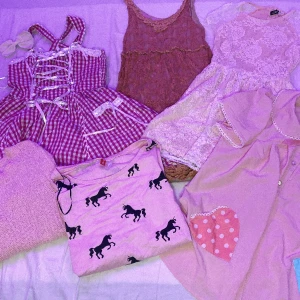 Pink bundle - Bundle bestående av tre klänningar och tre toppar och en hårrosett. Strl XS. Märken: Hell Bunny, Kawaii Shop, HM. 