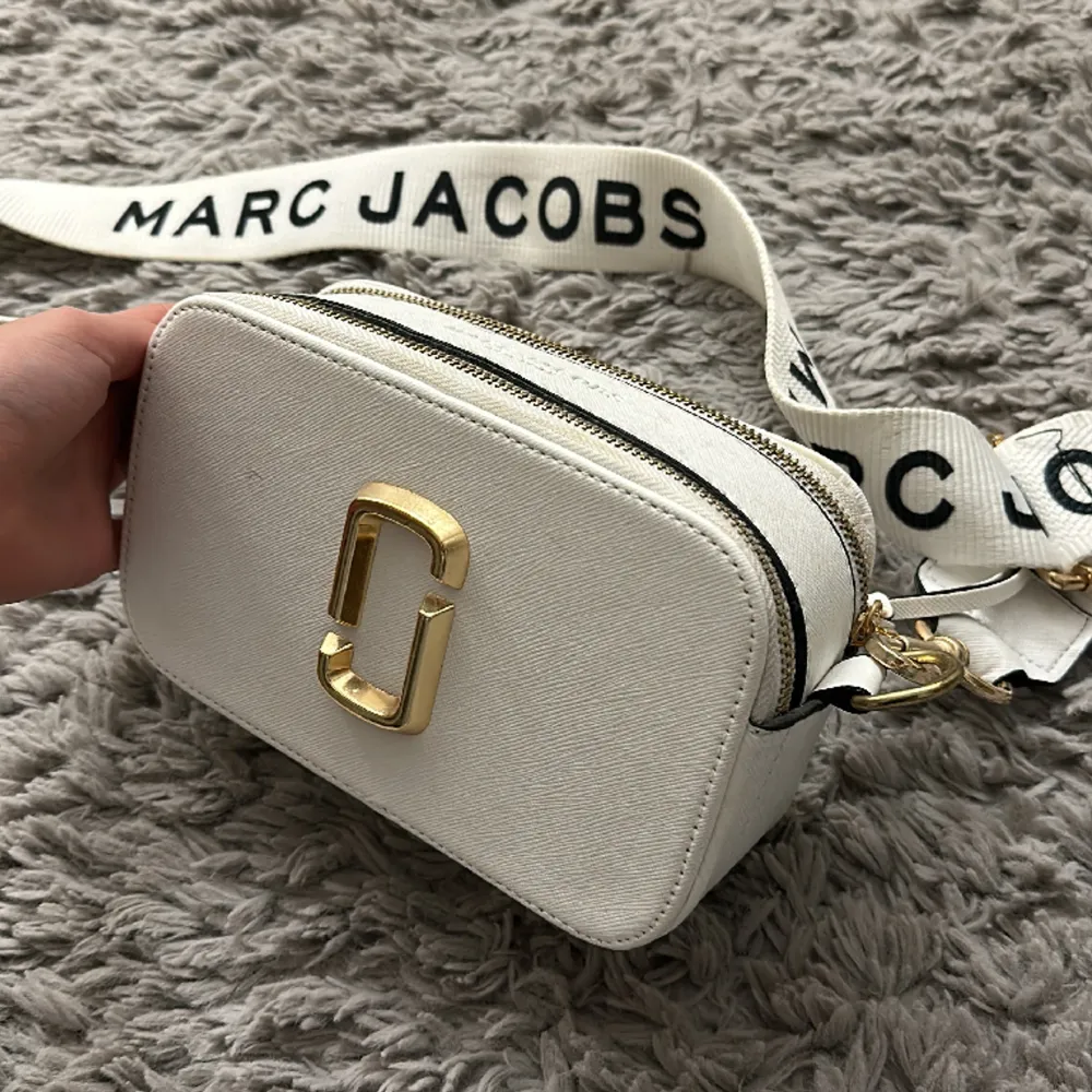 Säljer min Marc Jacobs väska i vit. Den är i mycket bra skick men kommer dessvärre inte till användning 💕 Pris kan diskuteras❤️. Väskor.