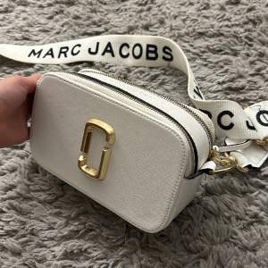 Säljer min Marc Jacobs väska i vit. Den är i mycket bra skick men kommer dessvärre inte till användning 💕 Pris kan diskuteras❤️