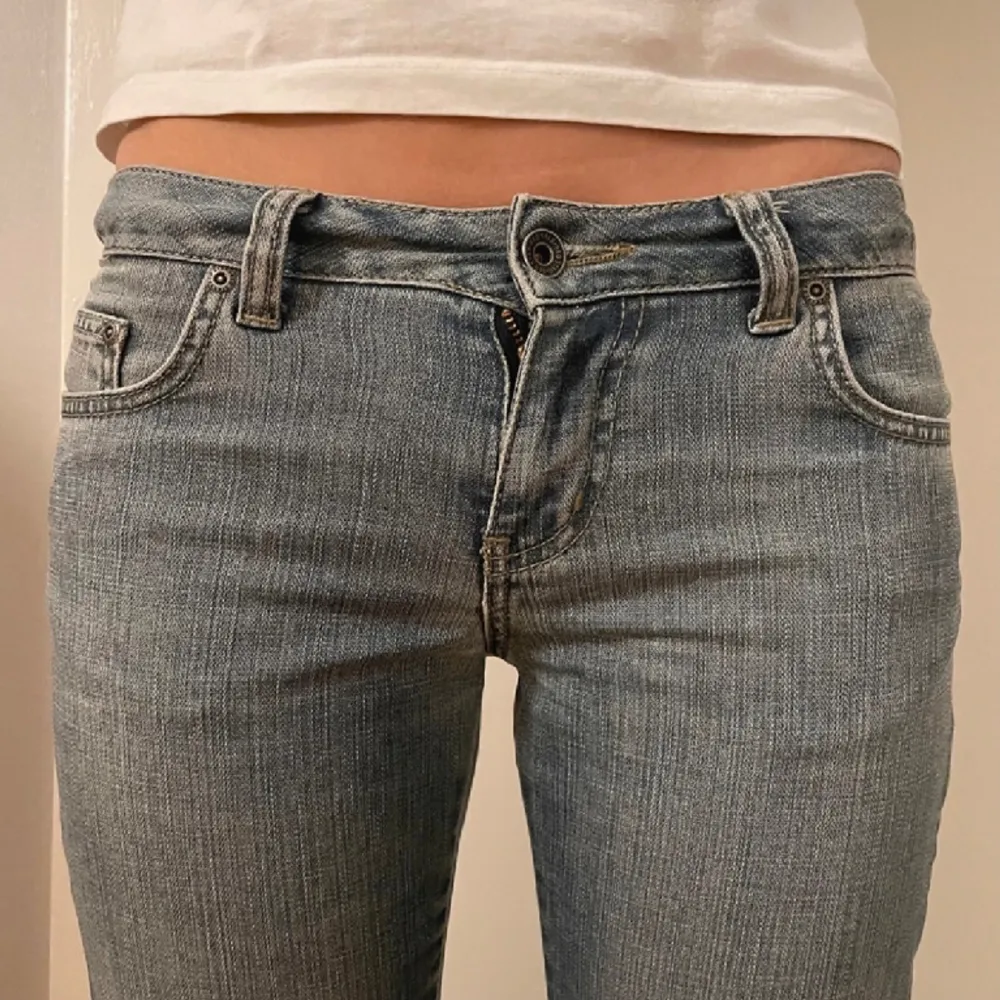 Superfina lågmidjade jeans! Skriv för fler bilder eller andra frågor! 🥰🥰 Har inte möjlighet till måttband för tillfället, därav inte möjlighet att skriva mått! . Jeans & Byxor.