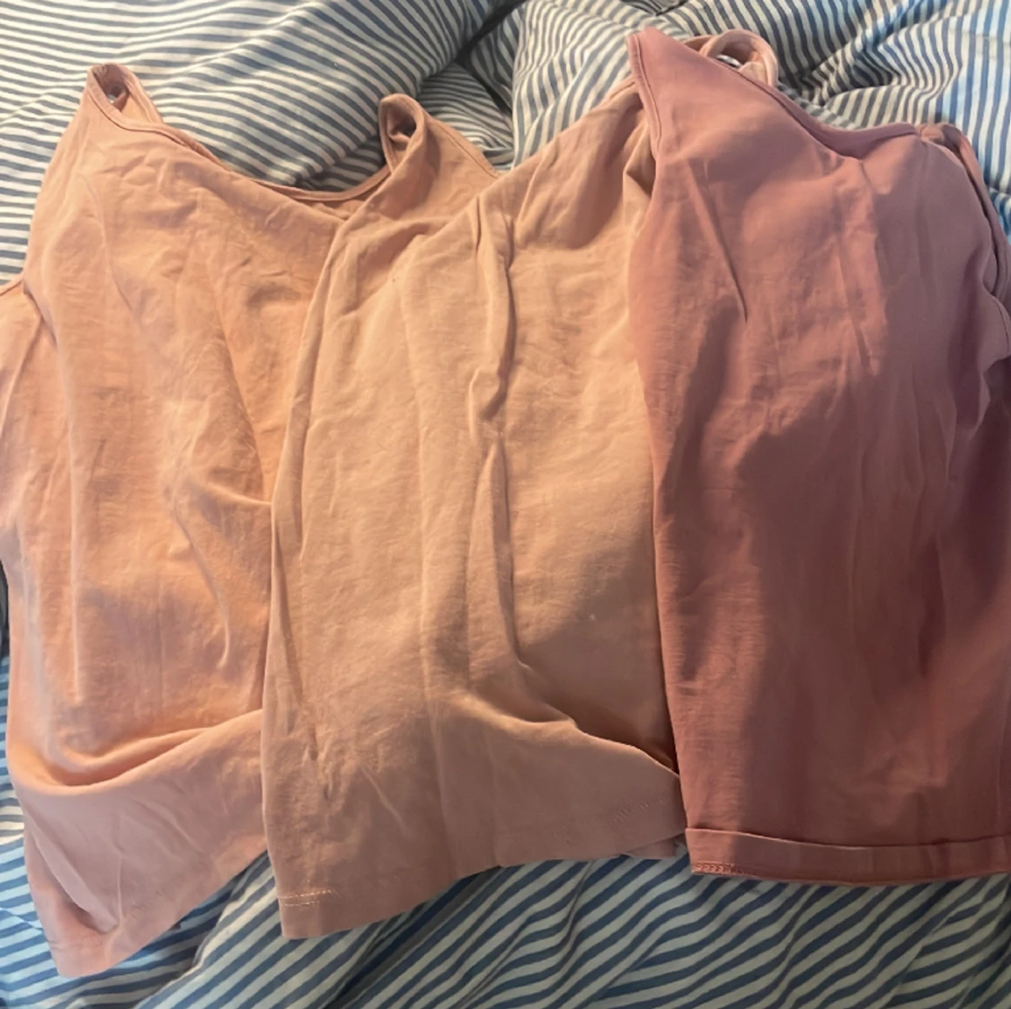 Tre stycken rosa linnen. - 91