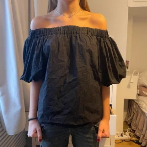 Fin blus från Cos - Säljer denna jättefina blus från Cos. Går att bära på två sätt, se bilderna. Storlek passar S-L. 