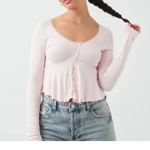 Rosa tröja  - Populär tröja från Gina. Använd 2-3 ggr så i nyskick. Helt slutsåld på hemsidan. Skriv för fler bilder eller frågor💕