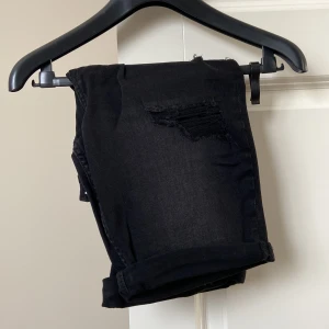 H&M shorts - Ett par svarta snygga shorts med fake slitningar både i fram och bak. Dessa är helt oanvända och lappen sitter kvar.