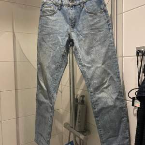 Blåa jeans, använd någon gång, inga missfärgningar.  Stl 26/32 