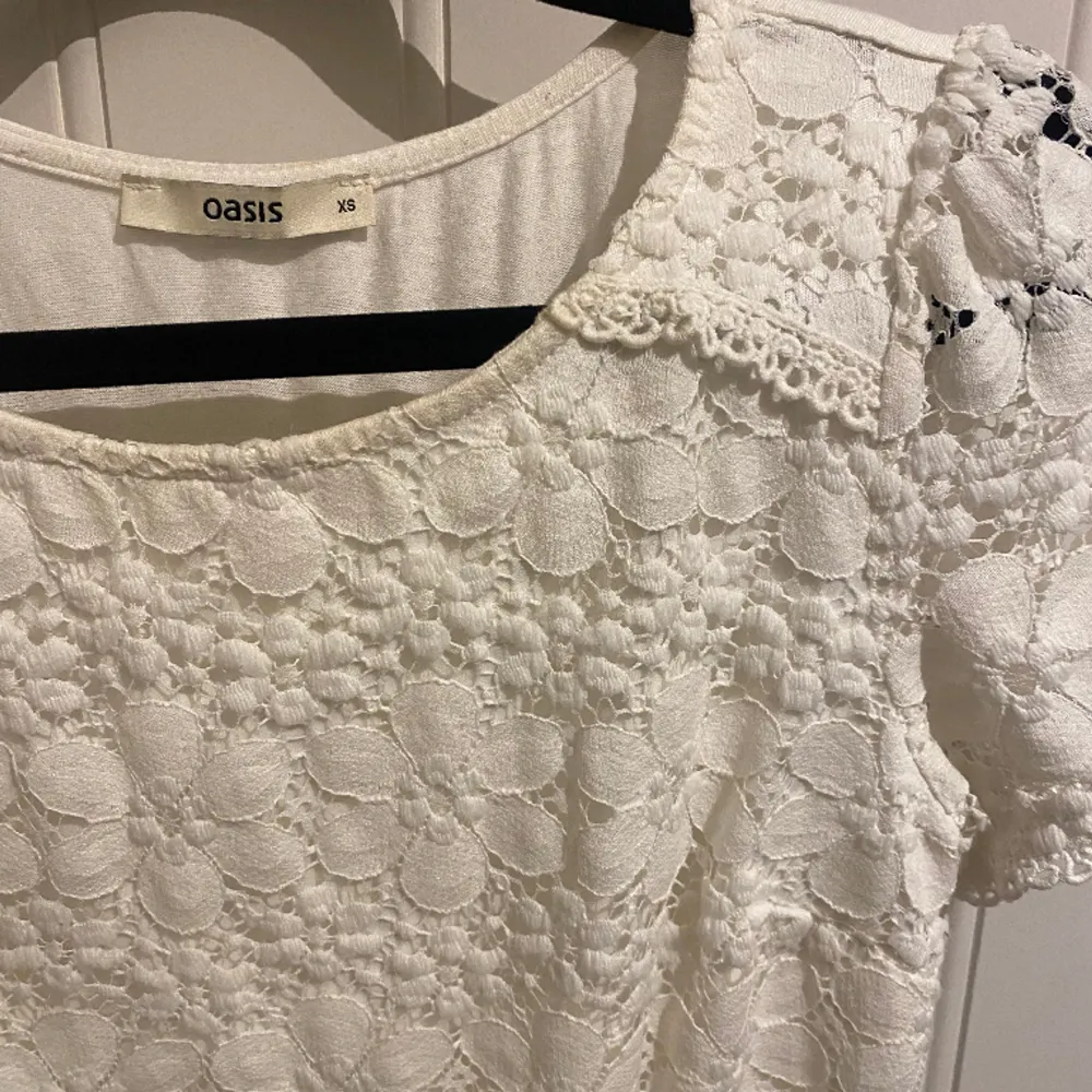Jätte fin t-shirt med spets!! Passar mig som har S i vanliga fall, 150kr exklusive frakt, kontakta för fler frågor. Puserot.