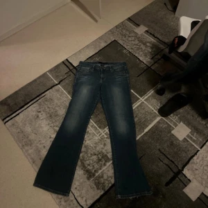 lågmidjade bootcut jeans  - lågmidjade blå jeans som  jag köpte på plick men inte passade mig, så nu säljer jag dem  