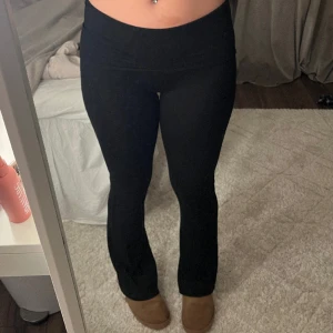 Yoga pants  - Säljer mina svarta yoga pants, tror de är storlek S eller M osäker då lappen är bort klippt💕 Använd gärna köp nu