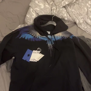 Marcelo Burlon Hoodie - Helt ny, kommer med tags, Storlek L. kom med bud!