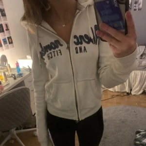 Kofta - En kofta jag fått av en kompis, begagnad, S fin kofta från Abercrombie & Fitch. 