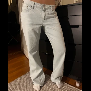 Lågmidjade jeans - Jättefina ljusblåa Lågmidjade jeans! De är i superbra skick💞personen på bilden har 36 i storlek(min kompis)