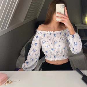 Blommig off-shoulder topp - Blommig off-shoulder topp i storlek xs från hm. Fint skick🩵Skriv vid intresse eller frågor. Köparen står för frakt!