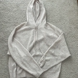stickad hoodie - Jag säljer min trendiga och sköna stickade hoodie! Den är använd fåtal gånger men har fått en väldigt liten fläck på armen som inte syns vid användning! Köpte den för 349kr⭐️