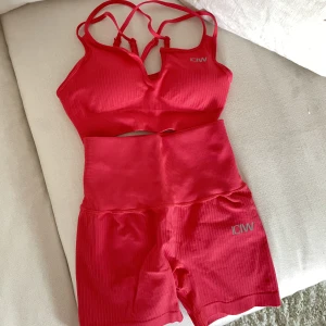 ICANIWILL SET - Suuuuperfint set från iciw i en rosa/korall färg i deras Define seamless kollektion! 