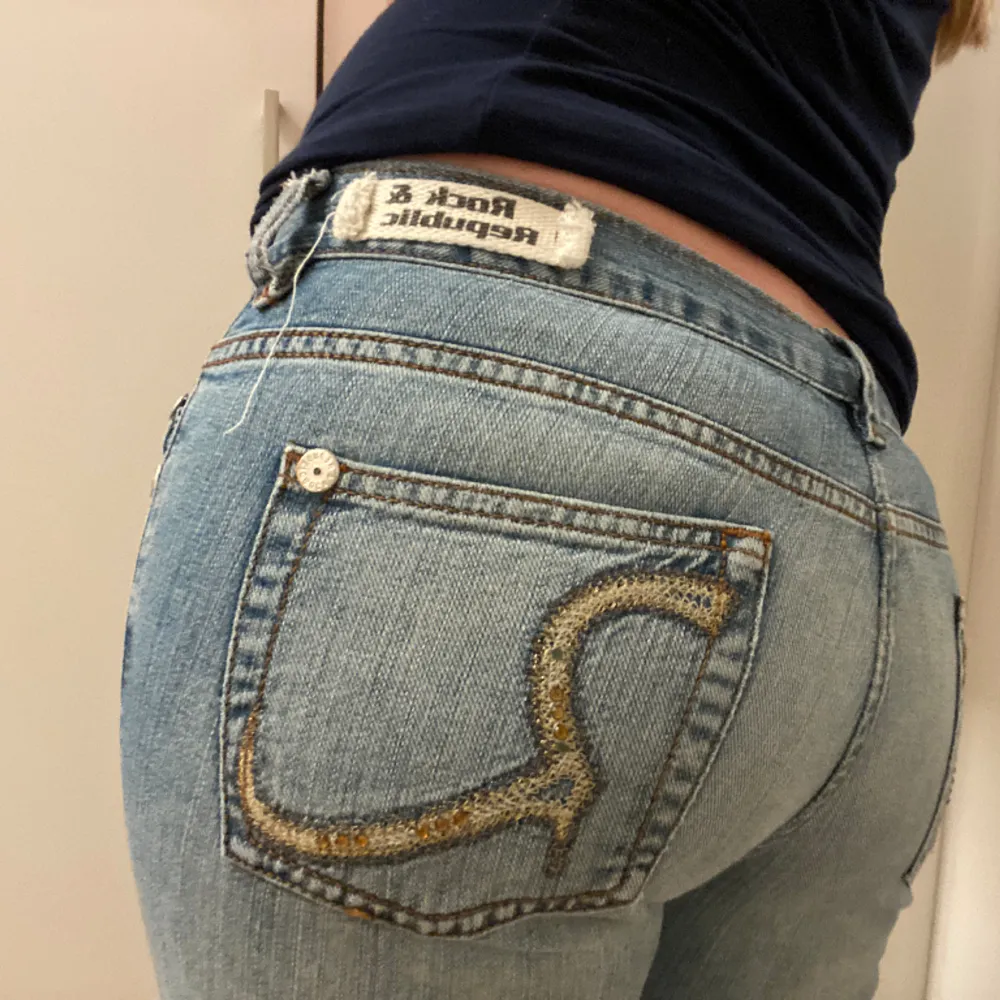 Y2K Victoria Beckham jeans, rock&republic, stl w 31 L 33, säljs pga för små, köpa på Plick. Midjemått ca 37 och innerbenslängd ca 77. Färgen är som på första bilden!!!!!. Jeans & Byxor.