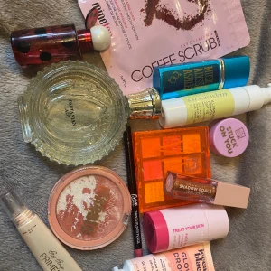 Massa smink - En blandning av olika beauty-produkter i olika skick, värdet för allt är ca 1100kr. Går att köpa saker individuellt vid snabb affär 🥰 Paketet innehåller 25 produkter totalt och köparen står för frakten (69kr) 📦