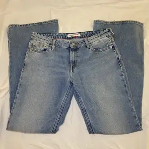 Ett par jätte fina lågmidjade jeans från Tommy jeans. Midja:40cm, Innerbenslängd:78cm, ytterbenslängd:102cm, lår mått:24cm, Grenhöjd: 22cm