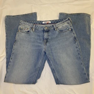 Lågmidjade Tommy hilfiger jeans - Ett par jätte fina lågmidjade jeans från Tommy jeans. Midja:40cm, Innerbenslängd:78cm, ytterbenslängd:102cm, lår mått:24cm, Grenhöjd: 22cm