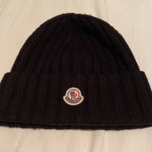 Moncler mössa  - Bra skick