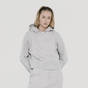 Säljer denna grå hoodie ifrån zara i storlek S, sparsamt använd och säljer för att jag har flera💗hör gärna av dig innan du trycker köp nu!
