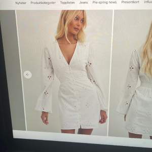 Söker denna klänning i storlek 32 eller 34. Heter ”Miniklänning med anglaise och ballongerna” på NA-KD hemsida