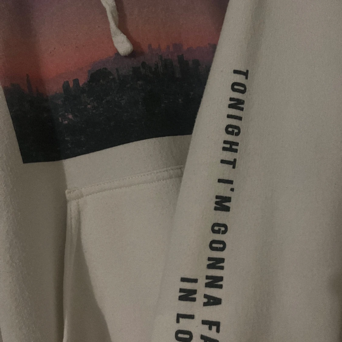 Vit hoodie med motiv - 91