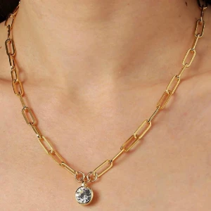 Dyrberg kern halsband - Halsband från dyrberg kern  LISANNA klassikt snyggt mycket användbart halsband med en lite kraftigare kedja i stål. Hänge med en klar kristall.  L42 cm  Dansk design. nickelfritt Helt ny och oanvänd 