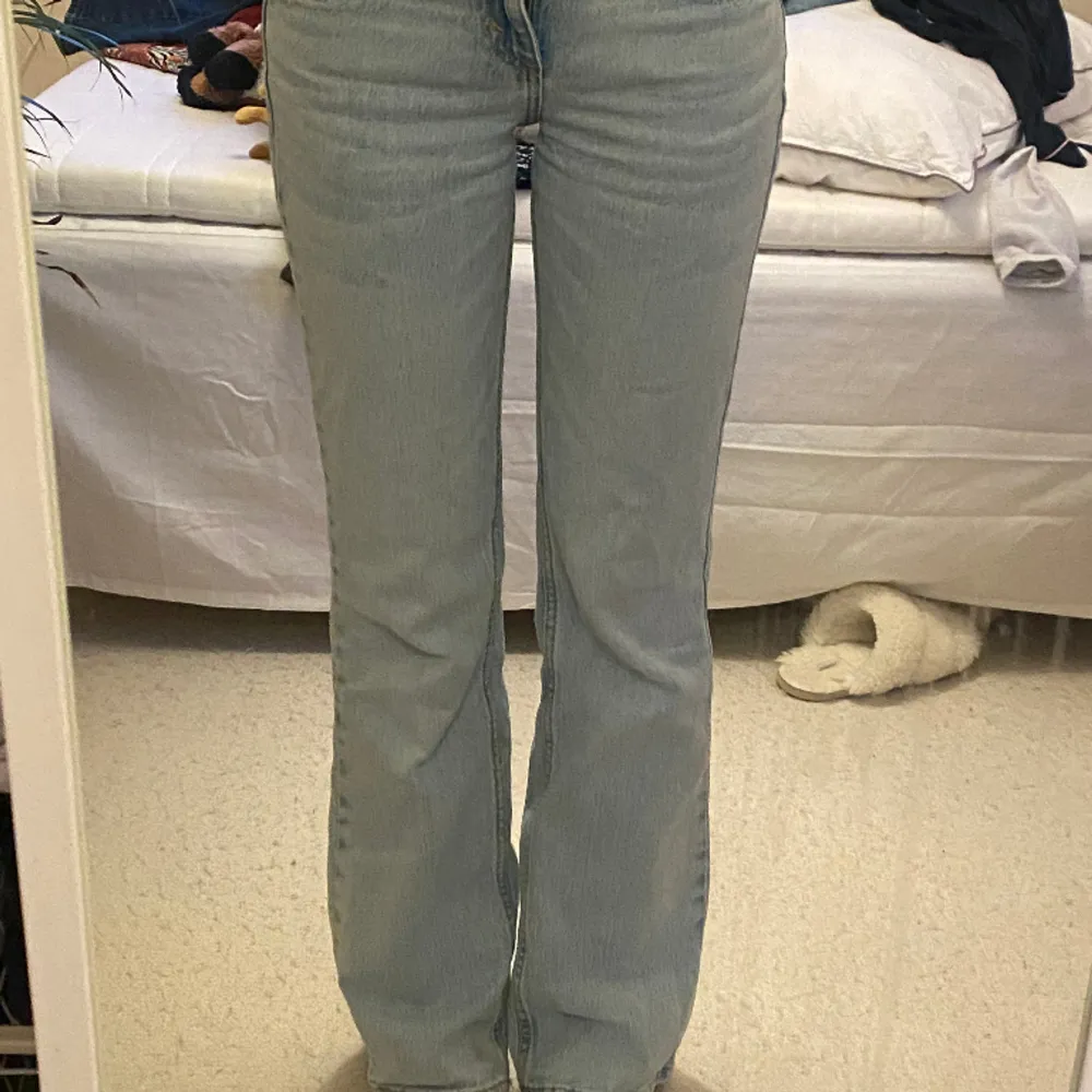 Jätte snygga low waist jeans från pull & bear. Använd fåtal gånger😊😊längd 34. Jeans & Byxor.