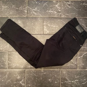 Nudie jeans - Säljer nu mina nudie jeans i färgen svart! Modellen är tight Terry Ny pris 1600kr Skriv om frågor:)