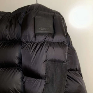 Burberry jacka storlek L - Två år gammal, inte använt så mycket då den är så varm, använt som väst några gånger. Nytt skick inga märken eller Skråm. 