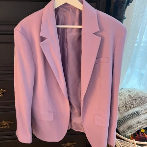 Hopsack blazer från arket  - Fin ny hopsack blazer från Arket. lila stl s. 