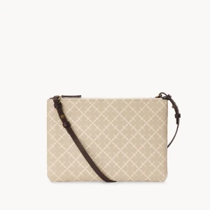 By malene Birger clutch väska - Säljer nu min beiga by malene Birger clutch som även har ett axelband som går att ta av. Köpt i somras, får inte användning av den. Skriv privat för egna bilder🩷🩷