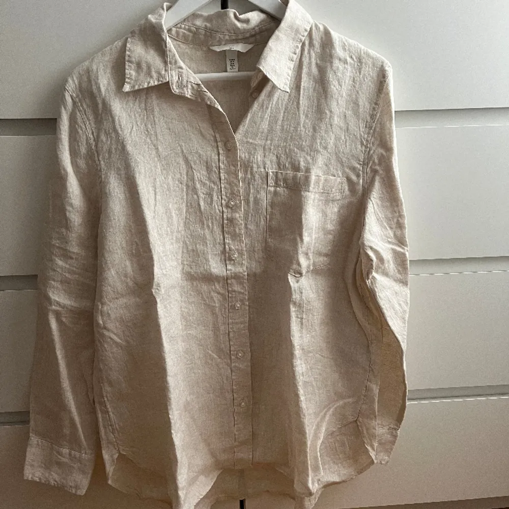 100% Linen skjorta från H&M. Storlek M. Aldrig använd. Perfekt inför våren/sommaren🌞🌸🐚. Skjortor.