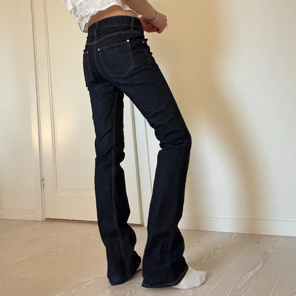 Så sjukt snygga lågmidjade bootcut jeans från märket Close By Denim🤩 Midjemått 36 rakt över, innerbenslängd 87 (jag är 175). Jeans & Byxor.