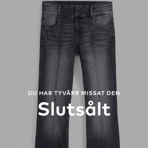 Low bootcut jeans från bershka🥰 - Säljer dessa populära jeans från bershka! De är helt oanvända och med prislappen och allt kvar i storlek 34! Köpte nytt för cirka 450kr! Tryck gärna på köp nu❤️🙌🏼