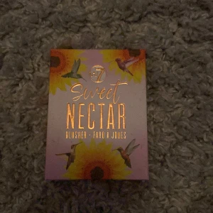 Rosa higlighter🩷 - Super snygg rosa hightlighter men tycker inte om rosa hightlighter så därför väljer jag att sälja den hadde en till men den sålde jag också den är INTE ANDVÄND