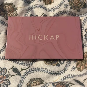 Hickap ögonskuggor  - Hickap ögonskuggspalette. Den blåa skuggan swatchad en gång, annars är alla oanvända! Original pris 549kr