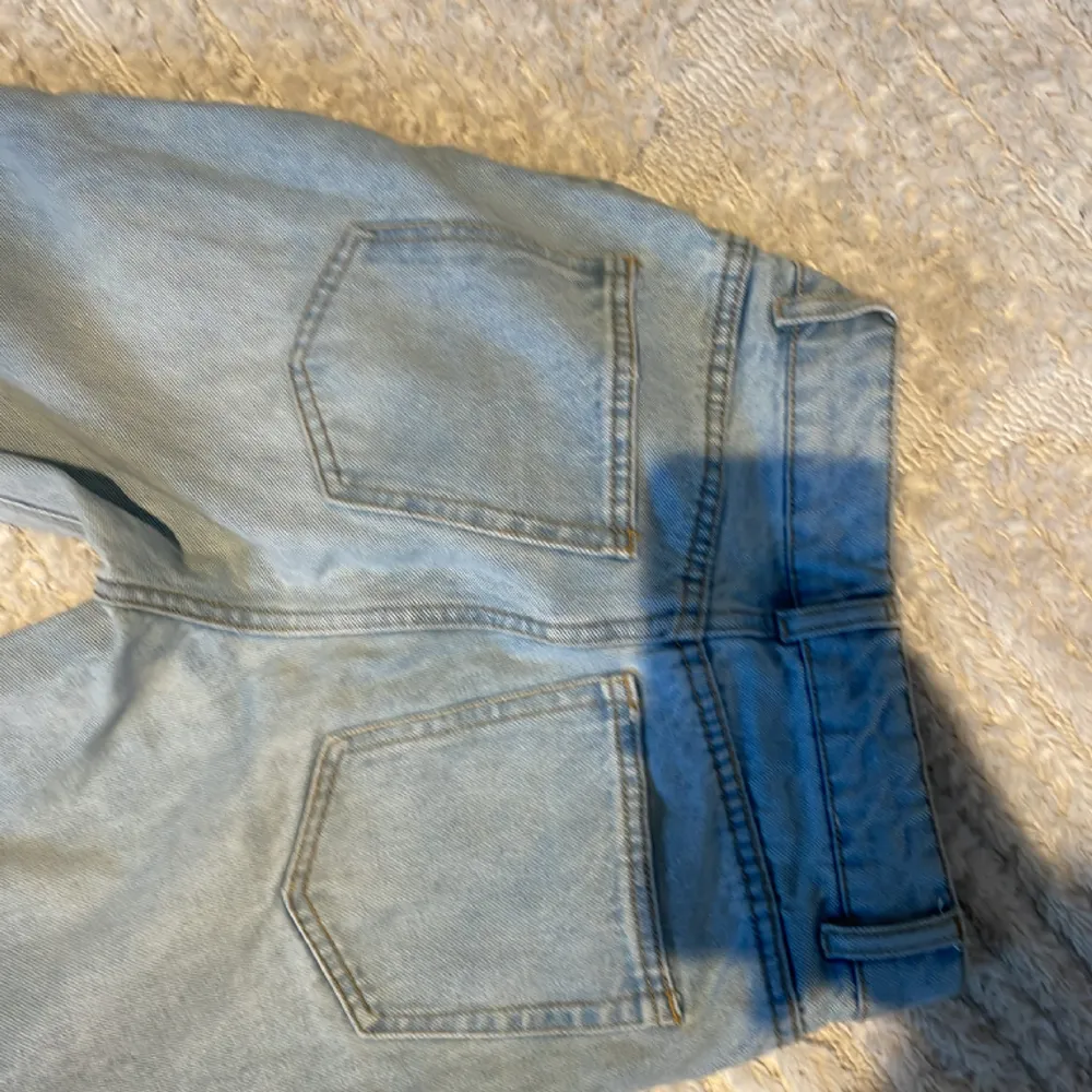 Mid waist bootcut jeans sjuk snygga (priset kan diskuteras)❤️. Jeans & Byxor.