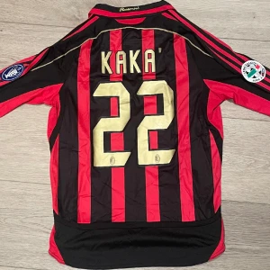 ÄKTA-AC Milan Retro Kaka#22 - Säljer denna långärmade Ac Milan retro tröjan med legendariska Kaka#22 på ryggen, eftersom den inte alls har kommit till användning. Den har bara används som prydnad, så fortfarande i nyskick. Storleken är M, men passar även S