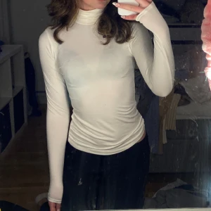 Topp - Långärmad vit tröja m polo, aldrig använd❤️
