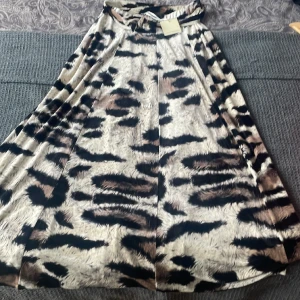 Långkjol  - Långkjol sammetsliknande material . Aldrig använd . 