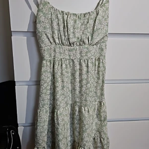 Klänning inför sommaren - Perfekt inför sommaren att ha, finns inga defekter och pris kan diskuteras!
