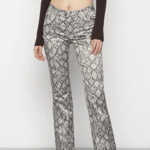 Ormbyxor - Säljer dessa så cola ormbyxor, från Weekday. Jag är ungefär 170 cm lång och de är perfekta i längden. Har vanligtvis 34/36 i byxor från t.ex Zara, och dessa som är i 34 sitter jättebra. Säljer pga inte kommer till användning. 