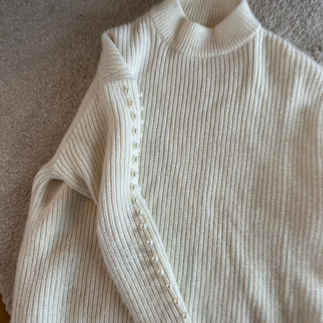 Stickad tröja med pärlor  - 90