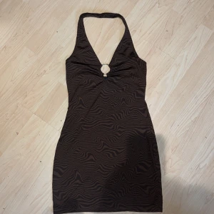 Mönstrad fest klänning brun - Mycket bra skick knappt använd 