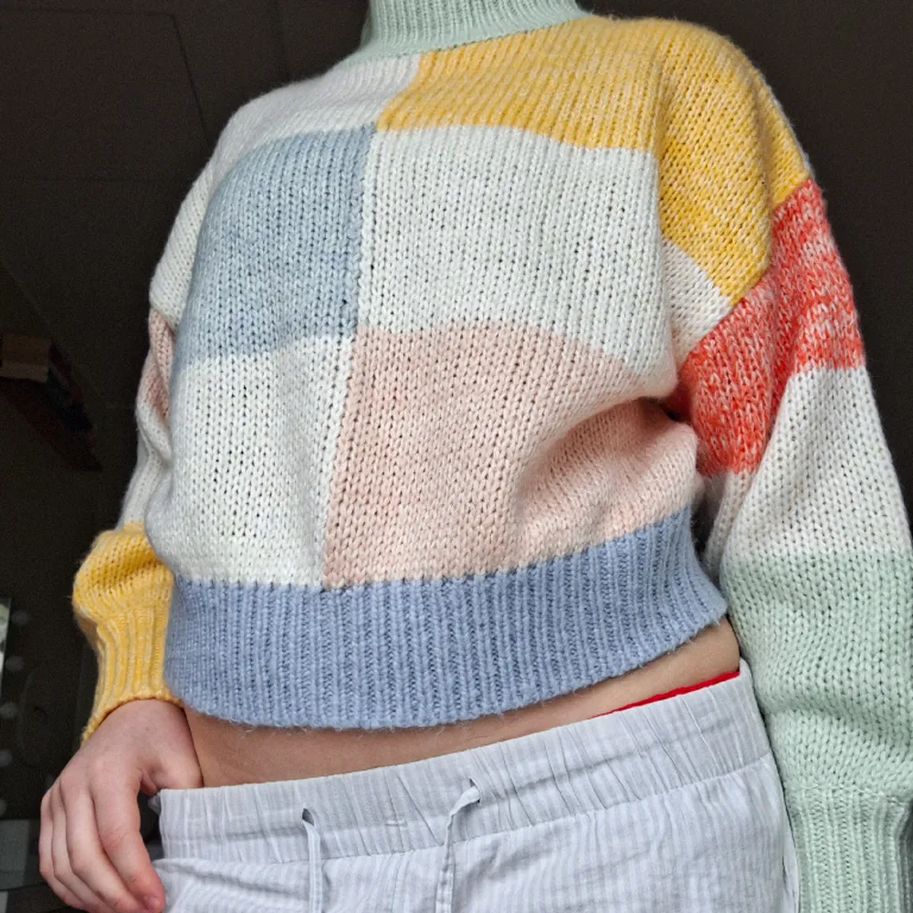 Superkön stickad tröja från Gina Tricot i storlek S❣️ Skulle äga att den passar även M🫶  Säljer pga att den inte används😍. Stickat.